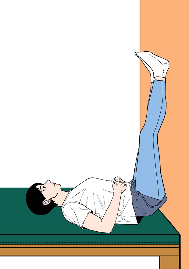 벽을 이용해 무릎 구부리기: 힘을 빼고